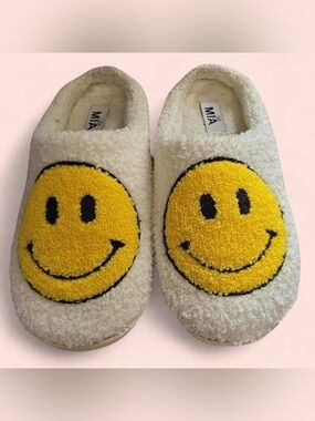 Women’s Girl Mia Smiley Face Slippers 5